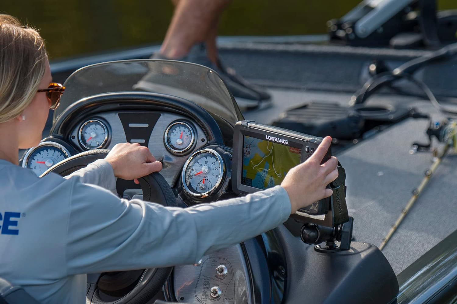 Lowrance Hook Reveal 7 Inch Fish Finders With Transducer, Plus Optional Preloaded Maps